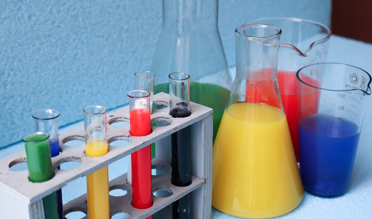 Tubes à essai et erlenmeyers remplis de solutions colorées